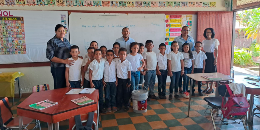 Donación pintura escuela de San Francisco de la Paz