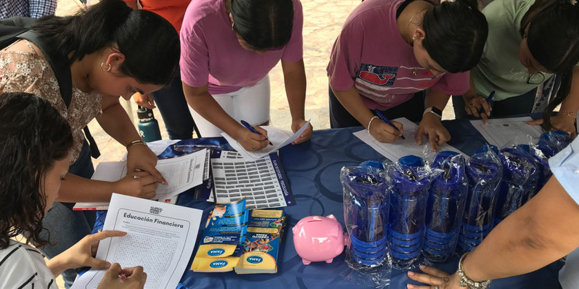 Participación en la Expo Feria Ahorra o Nunca organizada por la UNICAH