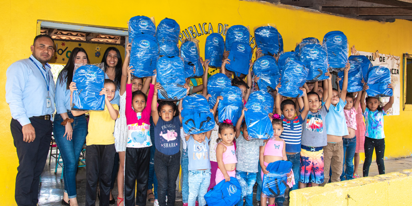 Donación de mochilas La Lima, Juticalpa